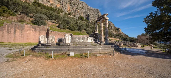 Ruinas del templo de Atenea pronaia en Delphi, Grecia — Foto de Stock