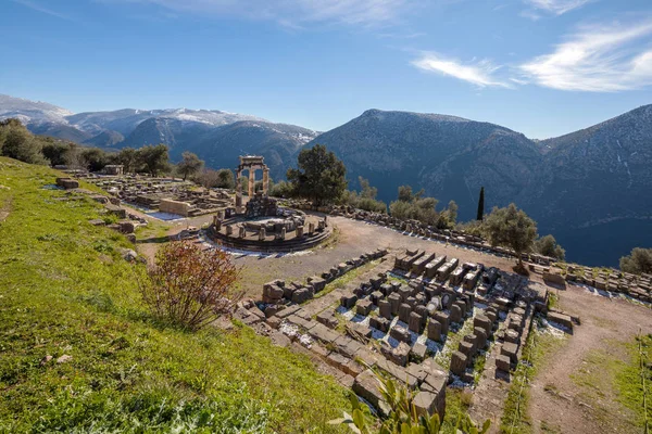 Ruinas del templo de Atenea pronaia en Delphi con nieve — Foto de Stock