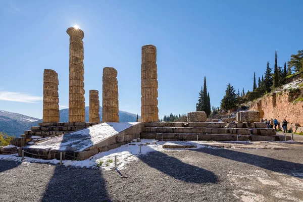 El templo de Apolo arruina con nieve en Delphi, Grecia — Foto de Stock