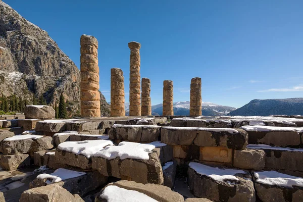 Die apollo-tempelruinen mit schnee in delphi, griechenland — Stockfoto