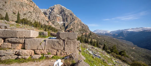 Delphi archeologische vindplaats met sneeuw op een zonnige dag — Stockfoto