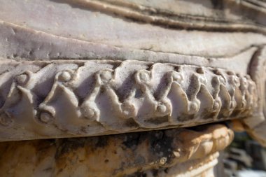 Delphi, Yunanistan'da oyulmuş sütunun kapatılması