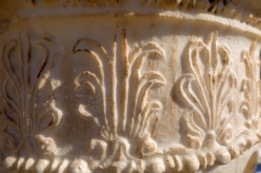 Delphi, Yunanistan'da oyulmuş sütunun kapatılması