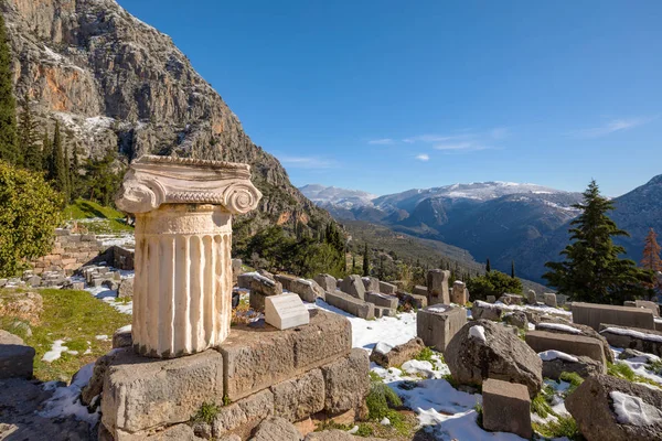 Sitio arqueológico Delphi con nieve en un día soleado — Foto de Stock
