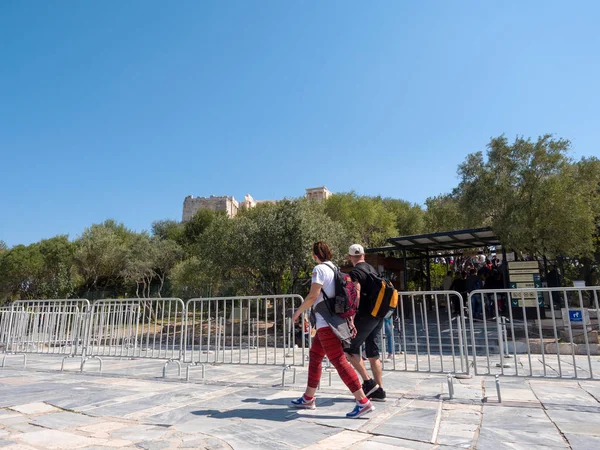 Los turistas visitan el templo de Partenón, Atenas —  Fotos de Stock