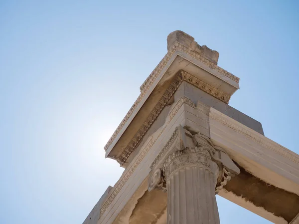 Parte di un tempio sulla collina dell'Acropoli ad Atene Grecia — Foto Stock