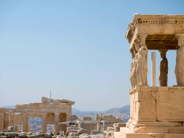 El Erechtheum con cariátides en la colina de la Acrópolis — Foto de Stock