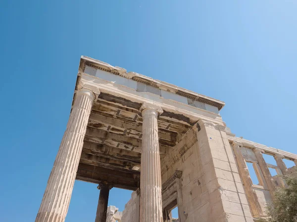 Parte de un templo en la colina de la Acrópolis en Atenas Grecia — Foto de Stock