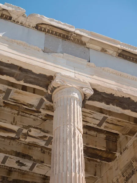 Część świątyni w Akropolu wzgórzu w Atenach Grecja — Zdjęcie stockowe