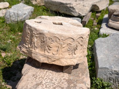 Atina 'daki Akropolis tepesindeki bir tapınağın kalıntıları