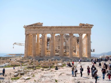 Turistler Parthenon, Atina tapınağını ziyaret ettiler