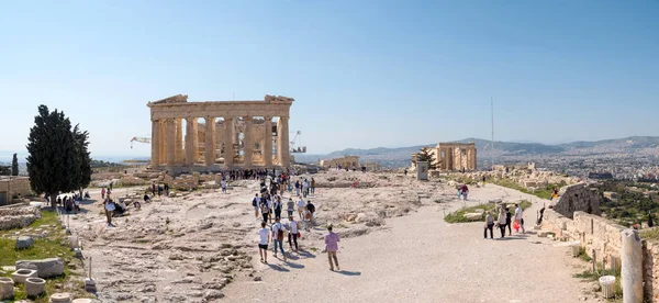 Turistas visitam o templo de Partenon, Atenas — Fotografia de Stock