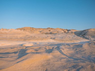 Yunanistan 'ın Milos adasındaki Sarakiniko plajında beyaz kaya oluşumları