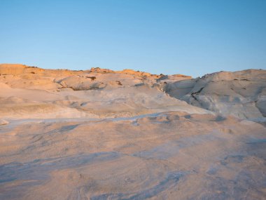 Yunanistan 'ın Milos adasındaki Sarakiniko plajında beyaz kaya oluşumları