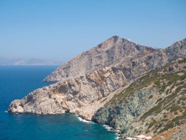 Yunanistan 'ın Folegandros adasındaki Rocky plajı ve mavi deniz