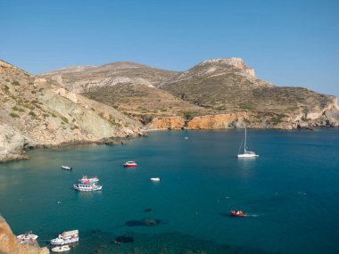 Folegandros - Yunanistan, 16 Temmuz 2017: Folegandros adasındaki Egkali plajının güzel mavi suları, Yunanistan