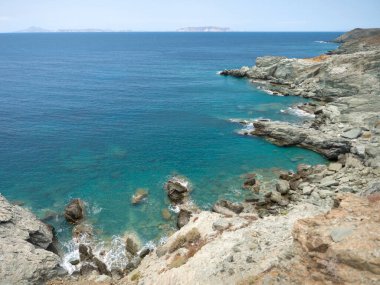 Yunanistan 'ın Folegandros adasındaki Rocky plajı ve mavi deniz