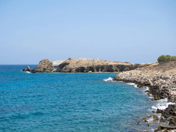 Yunanistan Folegandros Adasındaki Rocky Plajı Mavi Deniz — Stok fotoğraf