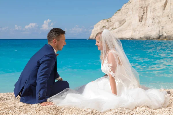 Prachtige Bruid Bruidegom Aan Het Strand Van Een Grieks Eiland — Stockfoto
