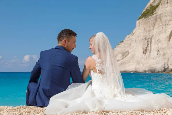 希腊岛屿海滩上美丽的新娘和新郎 — 图库照片