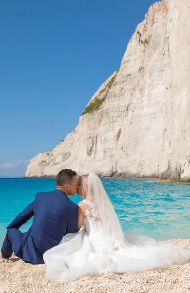 Schöne Braut Und Bräutigam Strand Einer Griechischen Insel — Stockfoto