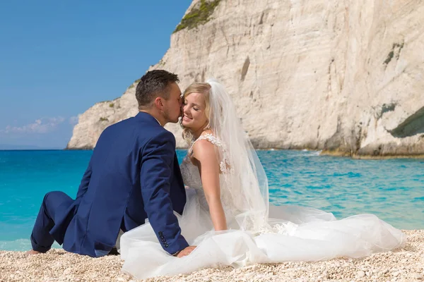 Красивая Невеста Жених Пляже Греческого Острова — стоковое фото