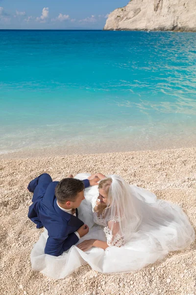 Schöne Braut Und Bräutigam Strand Einer Griechischen Insel — Stockfoto