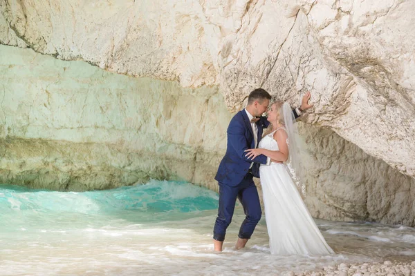 Hermosos Novios Solos Playa Una Isla Griega — Foto de Stock