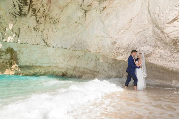 Жених Невеста Одиночестве Пляже Греческого Острова — стоковое фото