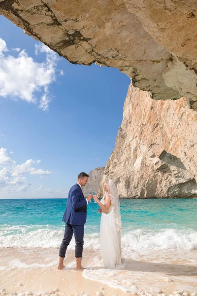 Güzel Gelin Damat Yalnız Bir Yunan Adasının Sahilinde — Stok fotoğraf