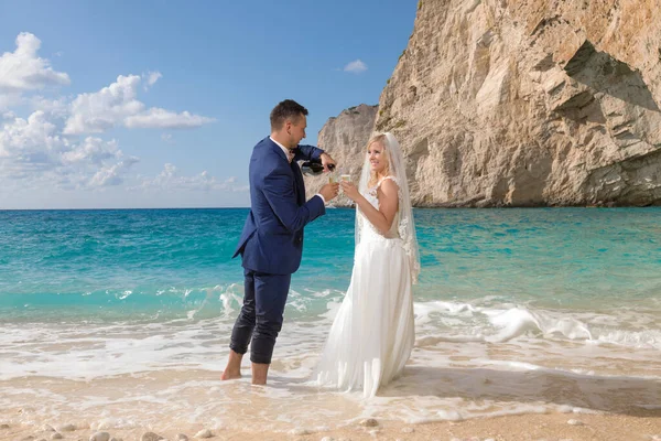 Bela Noiva Noivo Sozinho Praia Uma Ilha Grega — Fotografia de Stock