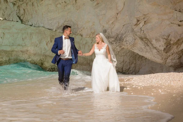 美丽的新娘和新郎独自一人在一个希腊岛屿的海滩上 — 图库照片