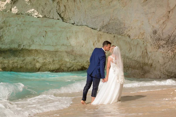 Жених Невеста Одиночестве Пляже Греческого Острова — стоковое фото