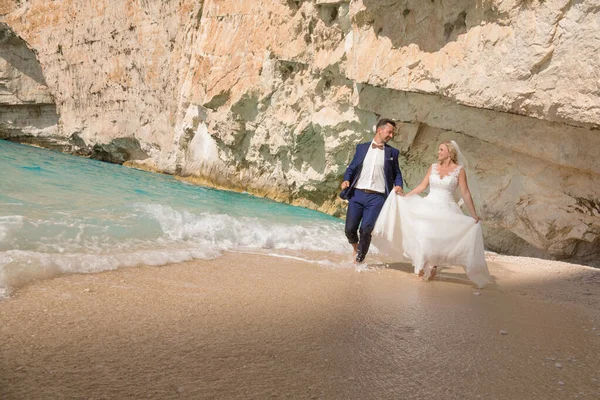 Schöne Braut Und Bräutigam Allein Strand Einer Griechischen Insel — Stockfoto