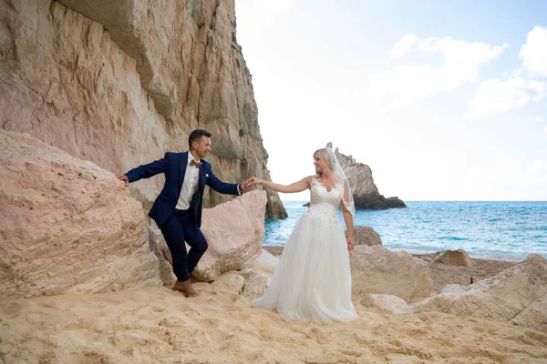 美丽的新娘和新郎独自一人在一个希腊岛屿的海滩上 — 图库照片