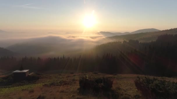 Rideau de fumée sur les sommets des montagnes — Video