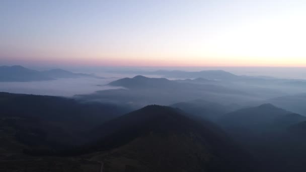 Nevoeiro azulado manhã nas montanhas — Vídeo de Stock