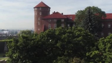 Wawel Kalesi ayrı binalarda görüntülemek
