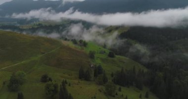 Üstünde tepe-in yeşil dağ manzarası muhteşem bir panorama