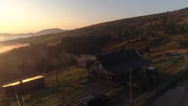 Ráno nad domem pastýřů v Karpatských horách — Stock video