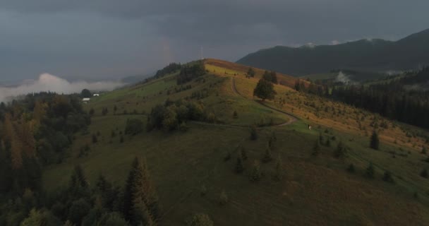 Zonnestralen verlichten de berg — Stockvideo