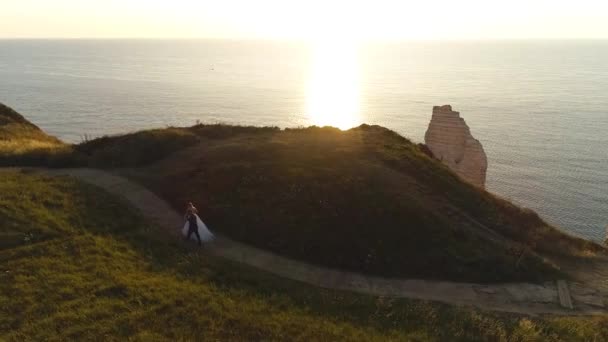 Bröllop i Normandie Etretat, antenn — Stockvideo