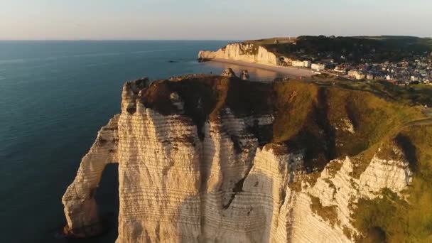 Etretat, Нормандия, вид сверху на склоны Атлантического океана — стоковое видео