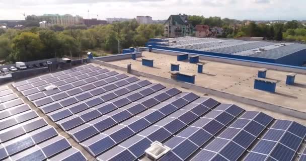 Panorama van een waterval van zonnepanelen op een fabrieksdak — Stockvideo