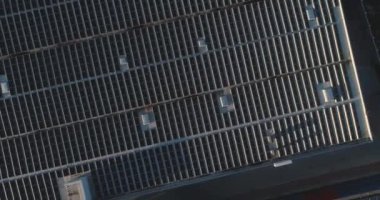 Fabrikanın çatısında güneş panellerinin dikey vurulması, 4K