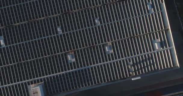 Prise de vue verticale de panneaux solaires sur le toit de l'usine, 4K Séquence Vidéo