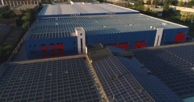 Bir sanayi bölgesinin çatısındaki güneş panelleri.