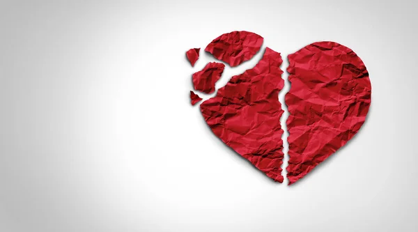 破碎的分手概念作为分居和离婚关系的心理学标志红色皱折纸作为爱情的象征或因疾病导致的医疗心血管健康问题 — 图库照片