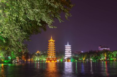 Güneş ve ay gece, bir turistik Guilin, ışıklı pagodadan