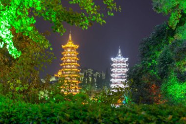 Güneş ve ay gece, bir turistik Guilin, ışıklı pagodadan
